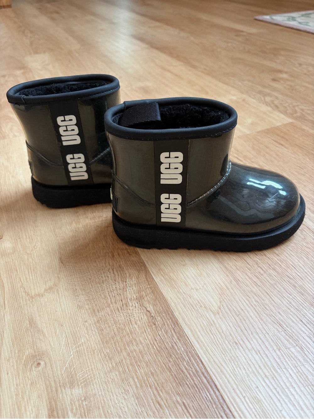UGG Kids Boots Classic Clear Mini II black waterproof shiny $120 - Picture 3 of 8